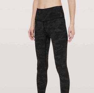 Lululemon Wunder Under Black Camo 31" leggings size 6 nylon and elastane